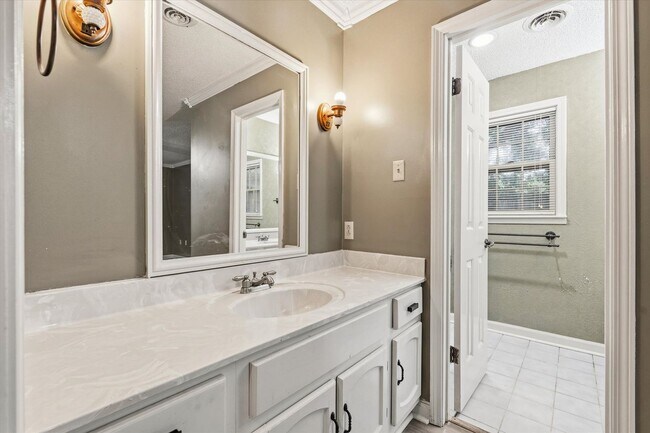 Building Photo - 4-BED, 2-BATH ALL-BRICK HOME NEAR JONESBORO COUNTRY CLUB!