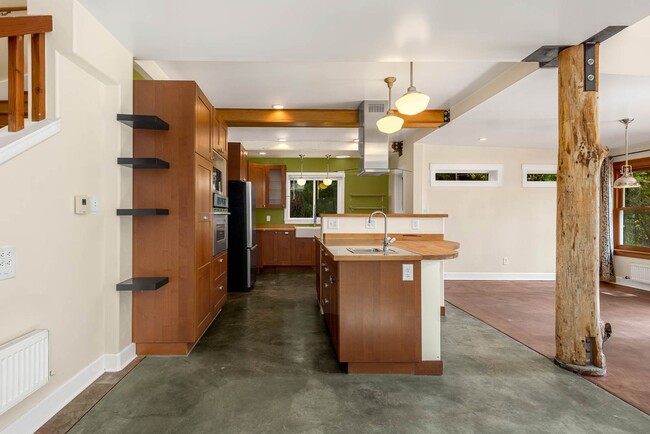 Building Photo - 4061 NE 110th St