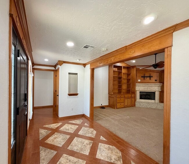 Building Photo - 6933 NW Eisenhower Dr