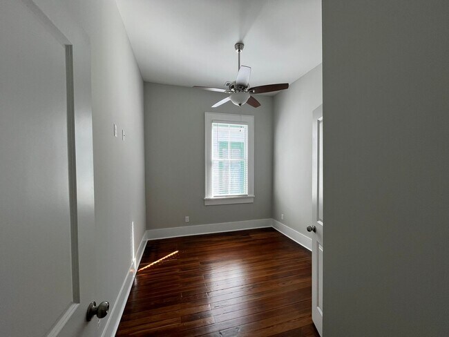 Building Photo - 213 W 39th St