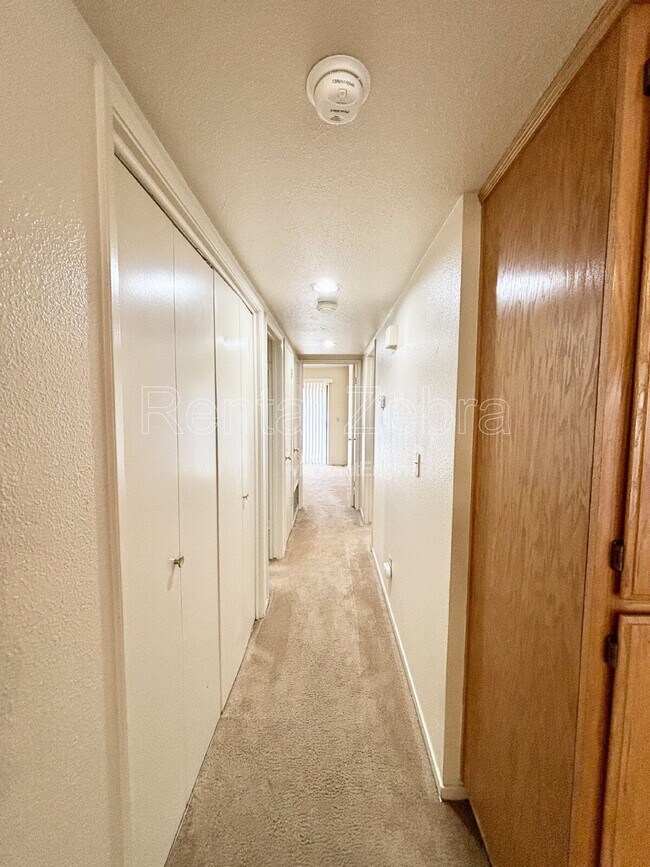 Building Photo - 3068 W Queens Cir