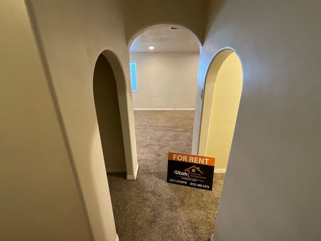 Building Photo - 6 bedroom 3 1/2 bathrooms 2 car garage Lar...