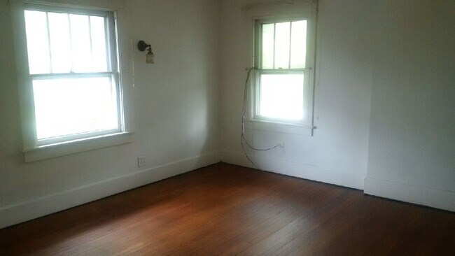 Building Photo - 324 E 2nd St