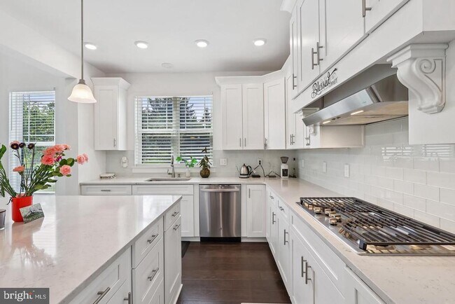 Building Photo - 2 Dogleg Ln