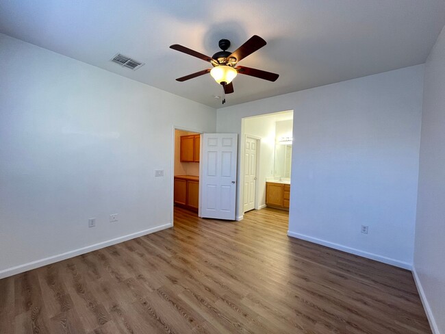 Building Photo - 2 bedroom, 2 bathroom corner unit located ...