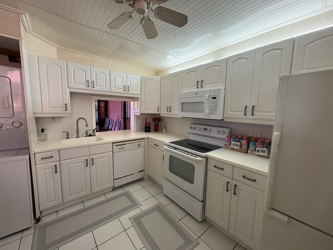 Building Photo - 680 Tennis Club Dr