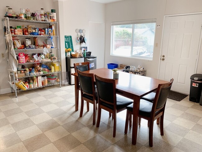 Building Photo - PRELEASING:  A 7+ bedroom/ 2 bath home in York Neighborhood!