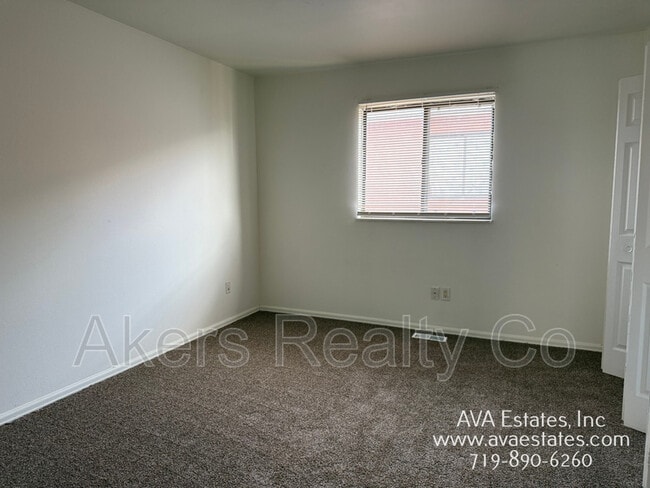 Building Photo - 1405 E 19th St