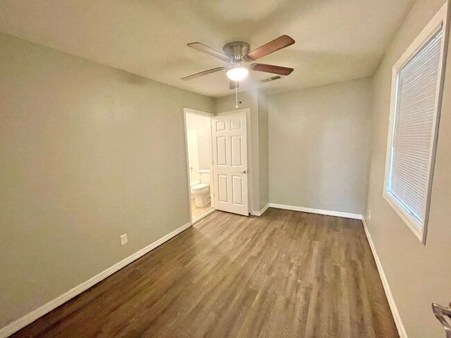 Building Photo - 2 Bed / 1 Bath Apartment