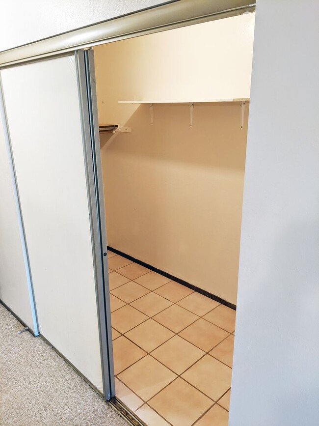 Building Photo - 1 Bedroom Apartment in Lonsdale