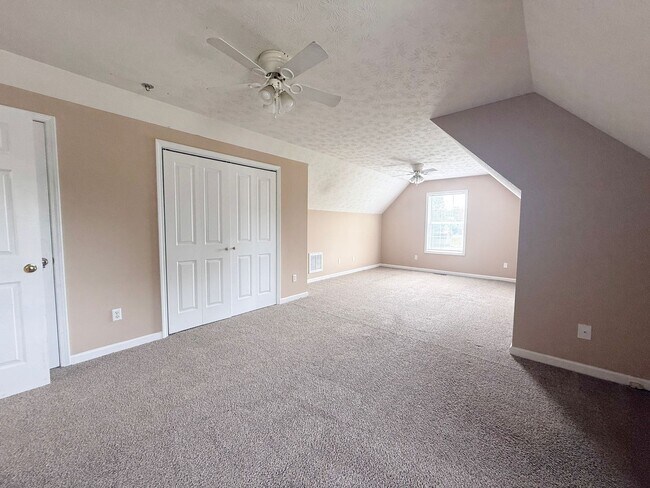 Building Photo - Pet-Friendly 3-Bedroom Home with Garage, Screened-In Porch & Spacious Bedrooms