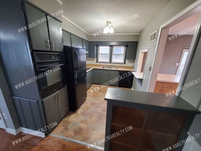 Building Photo - Beautiful 3 Bed/1 Bath Home in KCMO-Available NOW!!