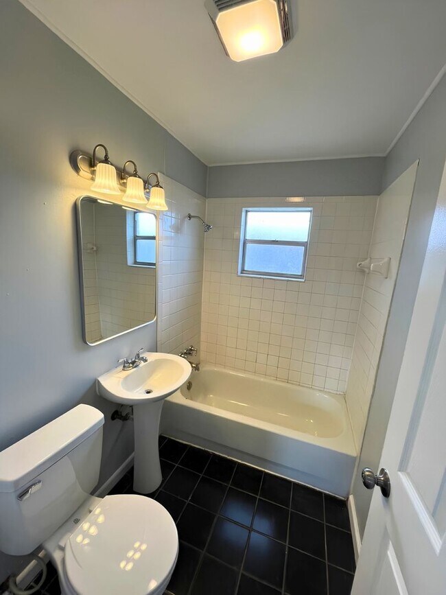 Building Photo - 1020 Pisgah Pl
