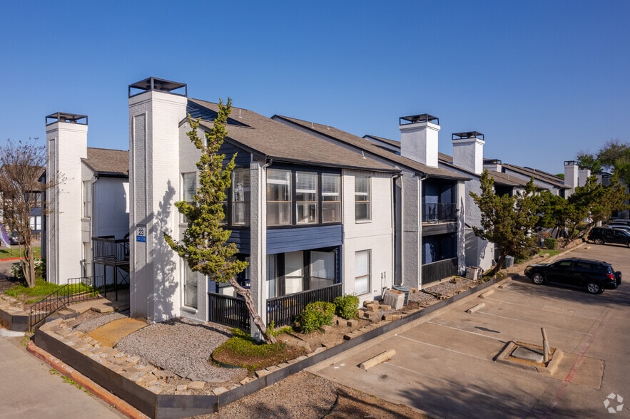 Building Photo - Bernard