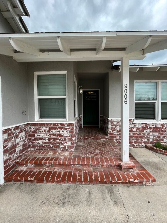 Building Photo - Upgraded 4+2 w/hardwood floors + great bac...