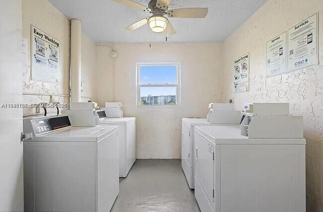 Building Photo - 3351 S Palm Aire Dr