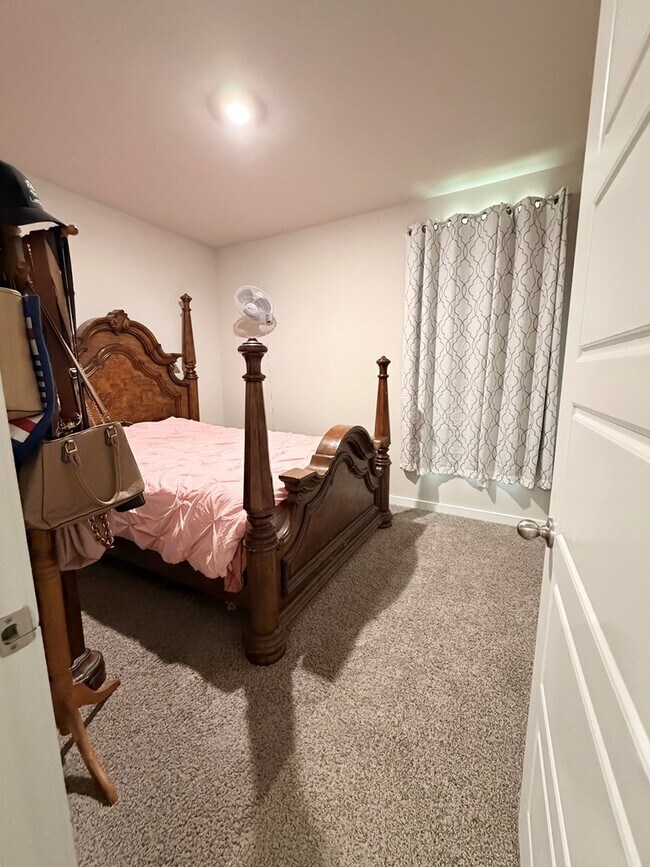 Building Photo - 6400 Bluebell Dr