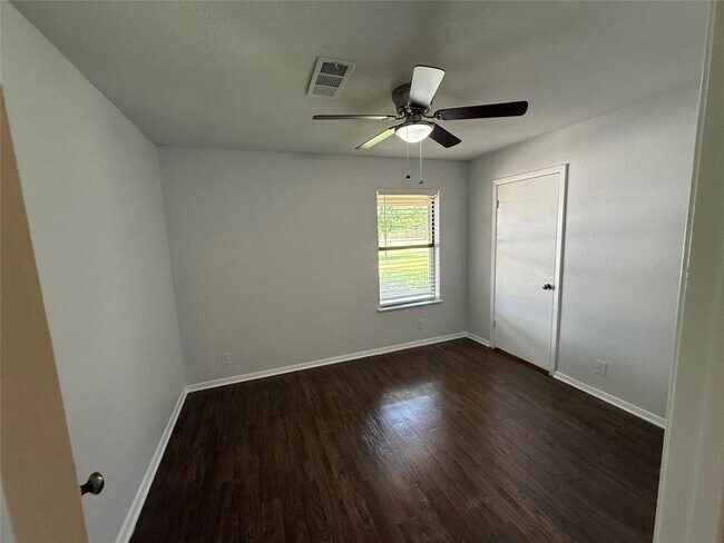 Building Photo - 111 Creekside Dr
