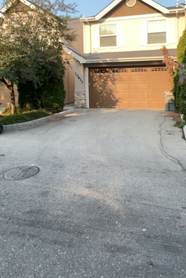 Building Photo - 3/2.5 in Boise-2 Car Garage, Fireplace, Vaulted Ceilings, Landscaping Included.