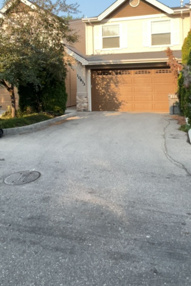 Building Photo - Centrally located 3bed/2.5bath townhome w/...