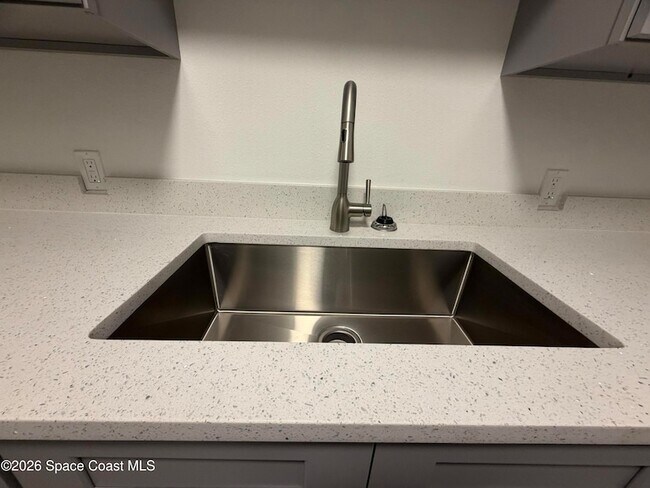 Building Photo - 154 Crescent Beach Dr