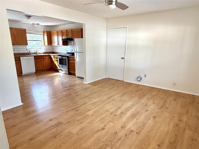 Building Photo - 15205 Cavalier Canyon Dr