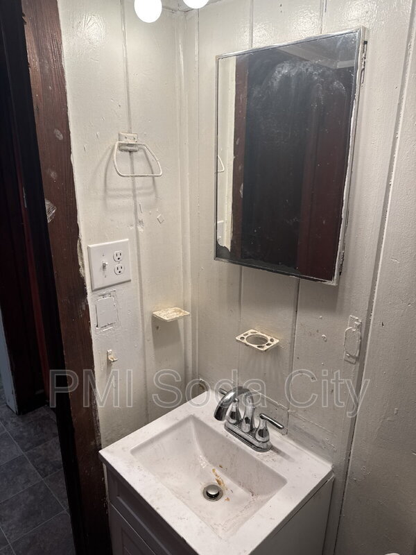 Building Photo - 211 E Brooks St