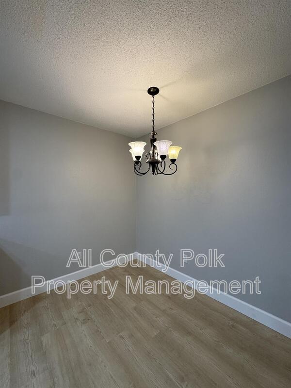 Building Photo - 2255 E Helen Cir