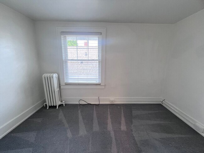 Building Photo - Spacious 2 bedroom Duplex with a bonus room!