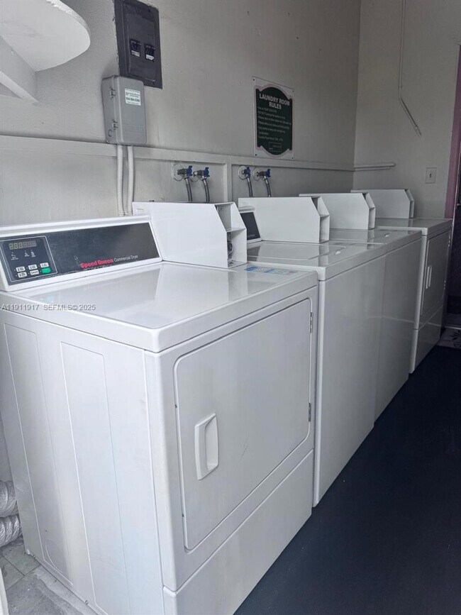 Building Photo - 2451 NE 49th St