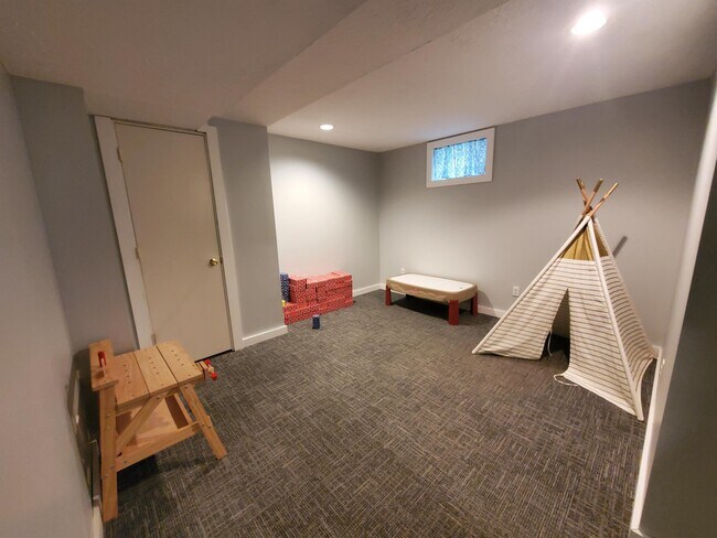 Building Photo - 741 Monroe St NE