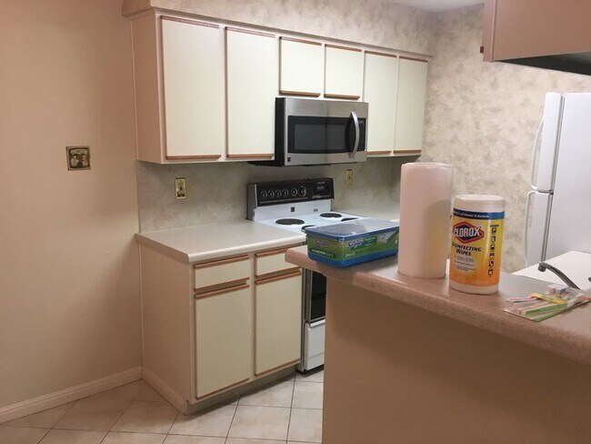 Building Photo - Hyde Park Oaks 1 Bedroom - Fall 2026 West Campus