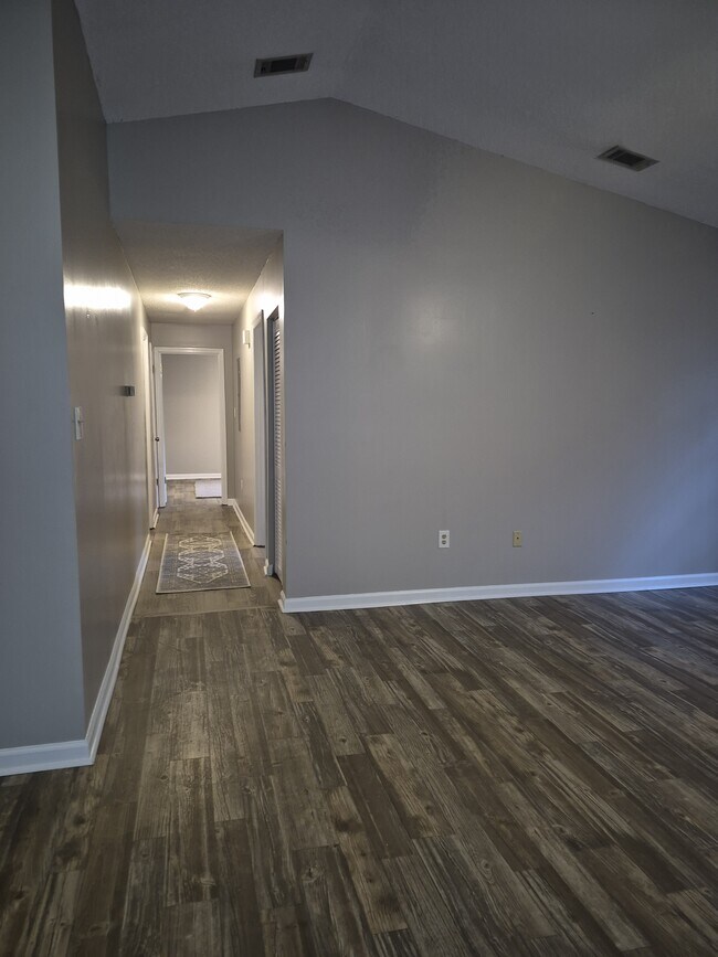 Building Photo - 2092 S Sherwood Dr