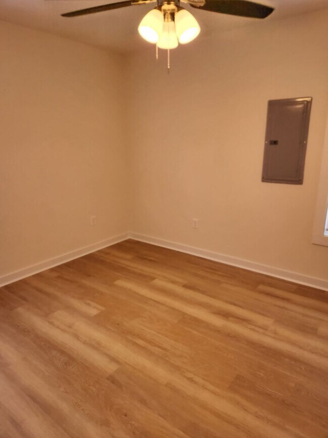 Building Photo - 2 Bed 1 Bath Modern Duplex Unit Blackstone VA-Fort Pickett