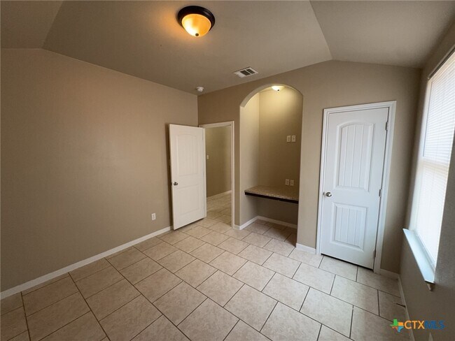 Building Photo - 1300 Vanguard Ln