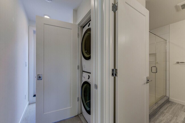 Building Photo - Terrific Townhome