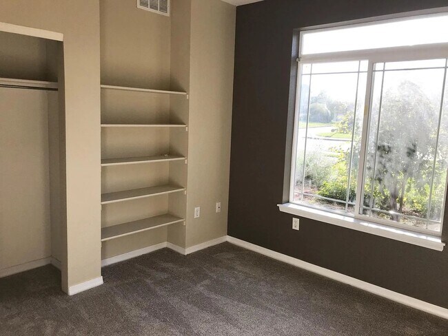 Building Photo - Beautiful 2 Bed, 2 Bath Condo in Great Location!