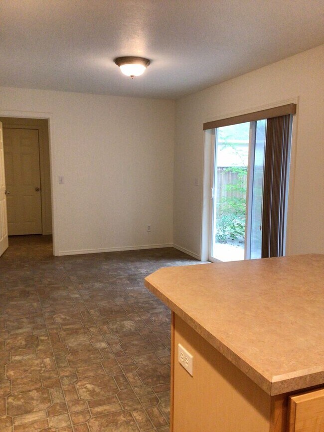 Building Photo - Spacious 3 Bedroom Duplex in Washougal