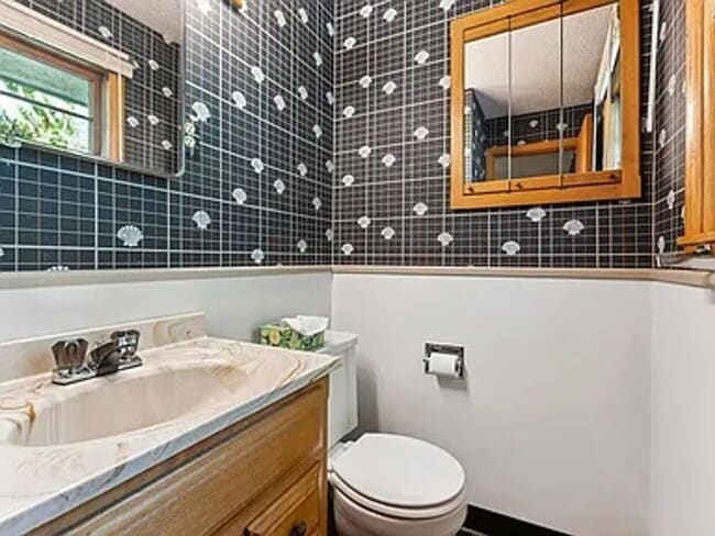 Building Photo - Welcome to this charming 3 bedroom, 3 bathroom home in the desirable Minnetonka. Avail. April 1st...