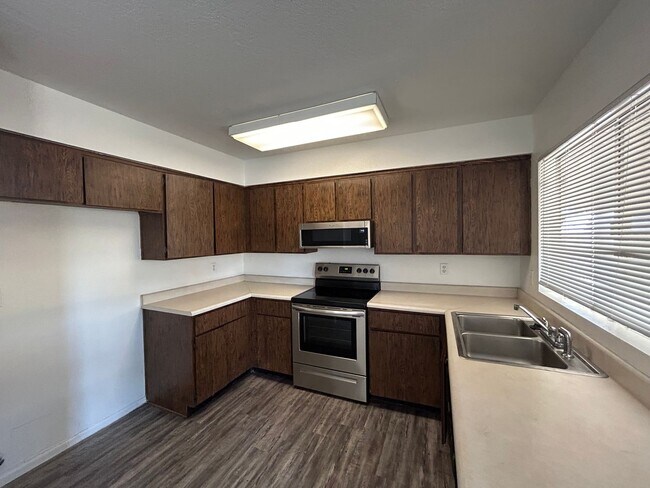 Building Photo - 3 Bedroom 2 Bathroom Parkview North Home