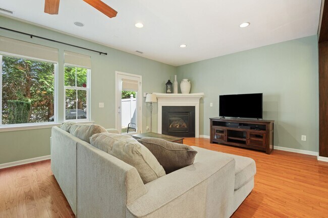 Building Photo - Beautiful 3-Bedroom Townhome in North Raleigh