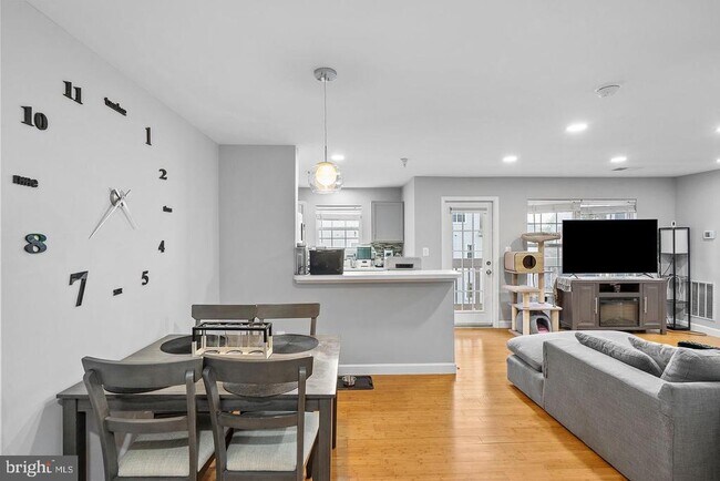 Building Photo - 645 Constellation Square SE