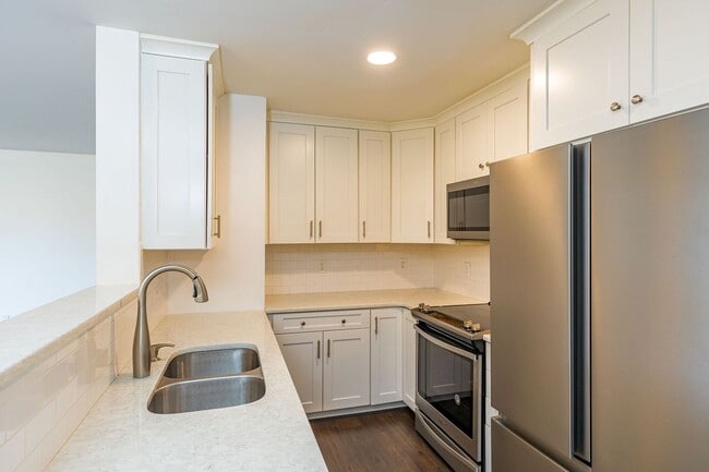 Building Photo - Gorgeous modern Main Level 2 bedroom 2 bath condo in SW Greensboro off W. Wendover.