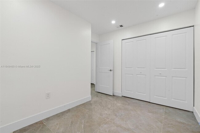 Building Photo - 5402 SW 138th Pl