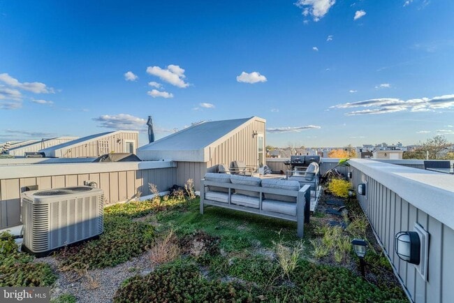 Building Photo - 617 McClellan St