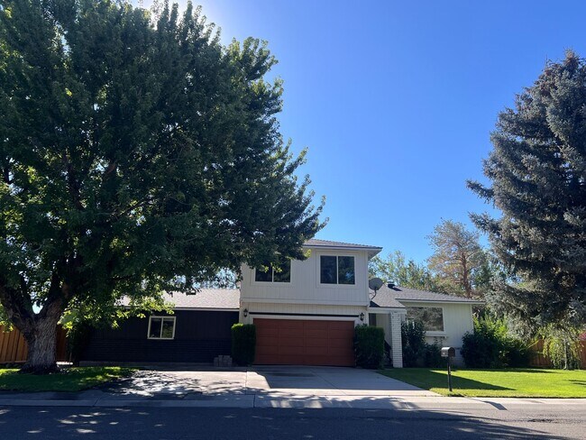 Building Photo - Spacious Split-Level! 4-Bedroom, 3.5-Bath ...