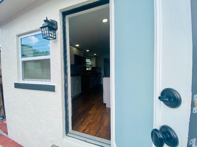 Building Photo - 828 SW 43rd Ave