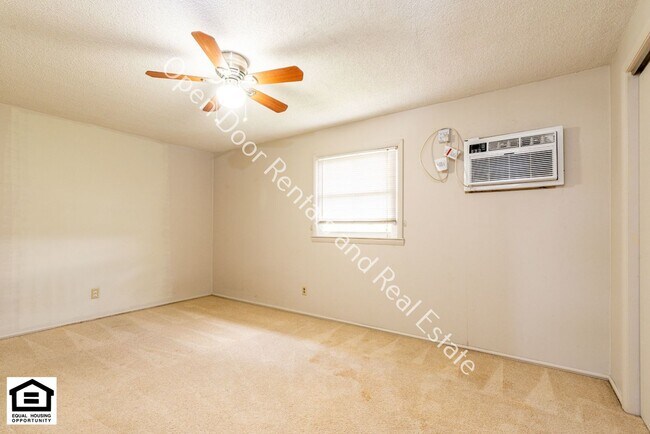 Building Photo - 922-924-926-928 East Avenue