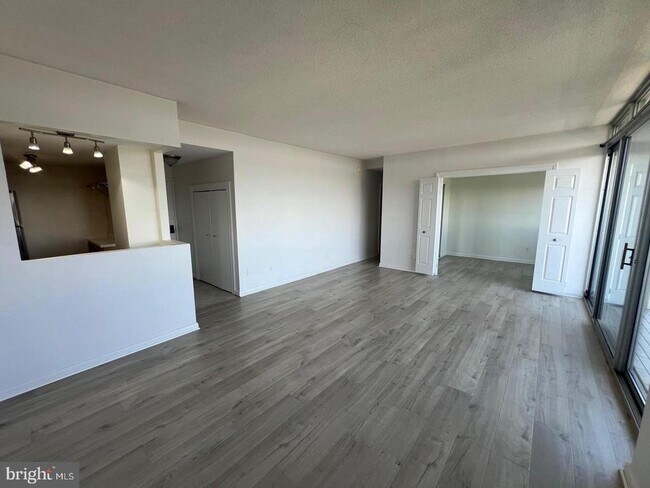 Building Photo - 2059 Huntington Ave