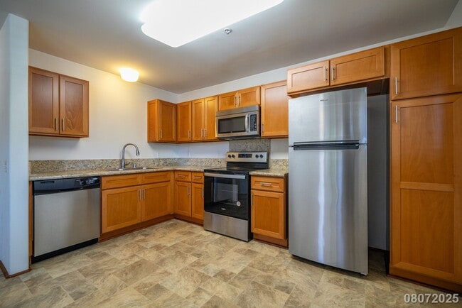 Building Photo - $2200 / 1br - 500ft2 - 1br/1ba/2pkg Townho...